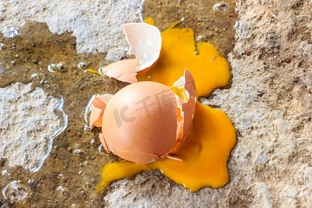 脏的地面上破的蛋