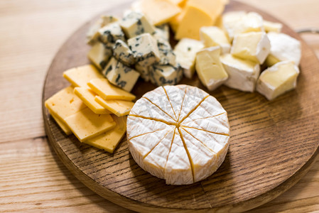 种类的奶酪品种在木板上