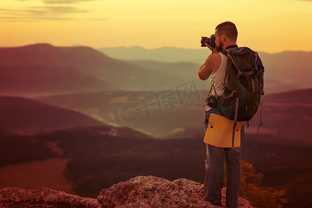 自然摄影师拍照在山