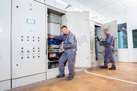 电工测试工业机，电工生成器工程师拧在保险丝盒，男性电工设备