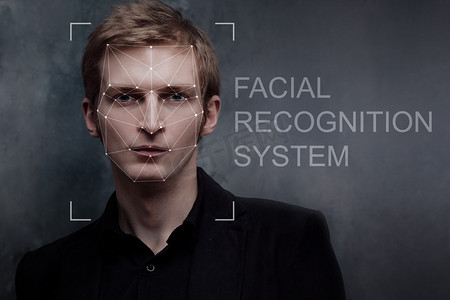 面部识别系统, 概念。灰色背景下的年轻人, 人脸识别