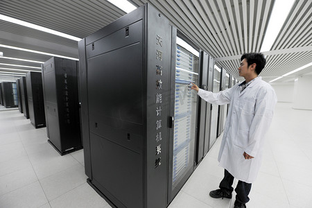 9月9日摄影照片_2010年9月13日，中国天津国家超级计算机中心，一位中国研究人员检查天河1a超级计算机