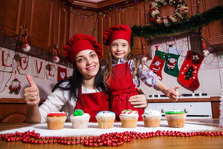 朗长摄影照片_圣诞派对晚餐菜单甜点想法巧克力薄荷蛋糕奶酪奶油糖洒装饰母亲女儿新年红围裙厨师长糖果