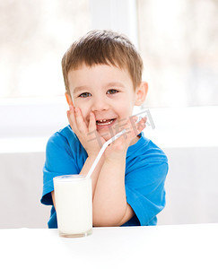 一杯牛奶的可爱小男孩