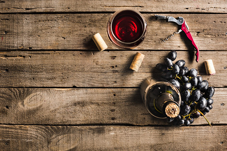 桌面美食背景摄影照片_瓶葡萄酒、 酒杯和葡萄