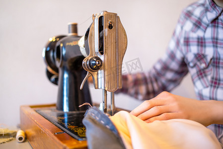 复古刺绣传统摄影照片_对旧缝纫机缝制工艺