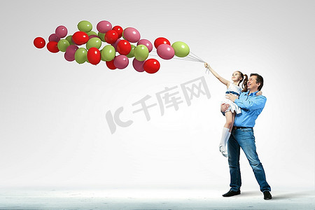 牵着气球摄影照片_父亲牵着女儿的手