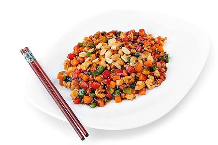 盘子里有蒸蔬菜和花生肉。中国菜。