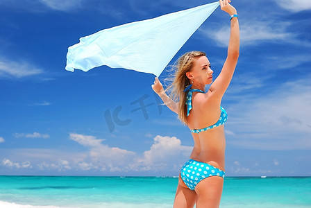 加勒比海女孩摄影照片_加勒比海海滩上穿着围裙的女子