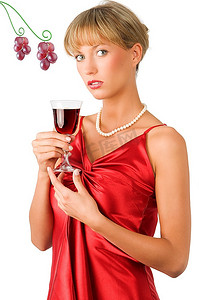 穿着红裙的高档或时髦的女士喝着一杯红酒