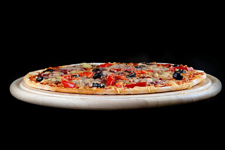 新鲜出炉的披萨在黑色背景披萨必胜客