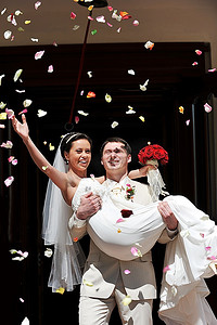 新婚夫妇沐浴在玫瑰花瓣中