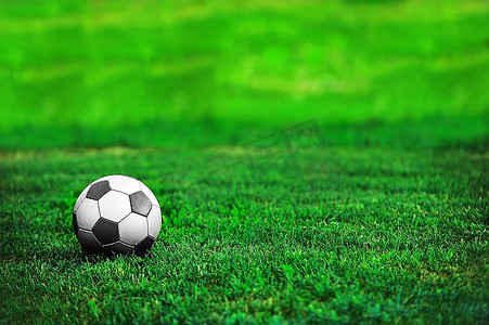 小游戏摄影照片_绿草地上的足球。夏日与急性；S日