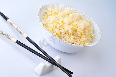 中式封印摄影照片_一碗蔬菜炒饭和筷子。中式烹饪