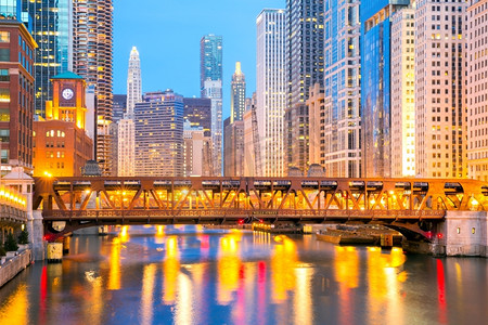 芝加哥市中心和河流的城市，黄昏的时候有桥。