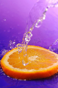 明亮多汁的橙色，在紫色的背景上飞溅