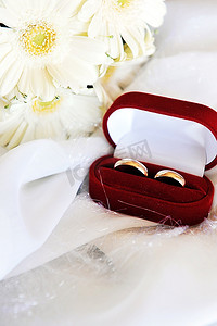 一束白非洲菊和结婚金戒指