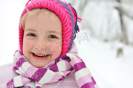 小女孩在寒冷和下雪的户外玩耍