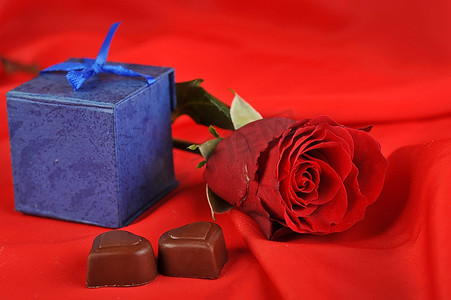 25174摄影照片_美丽的红玫瑰，礼物和巧克力的红色特写