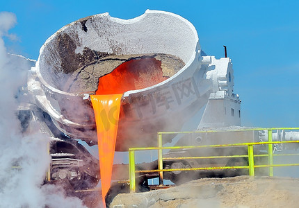 火热摄影照片_用于在工厂内运送熔融金属的钢桶
