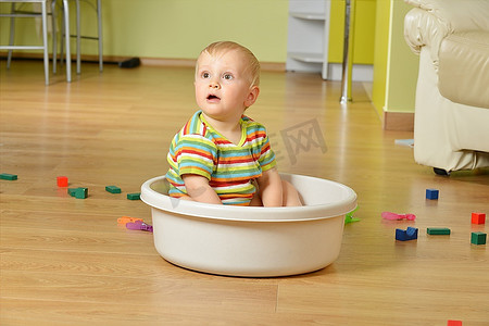 婴儿洗浴摄影照片_可爱的孩子坐在白色浴缸