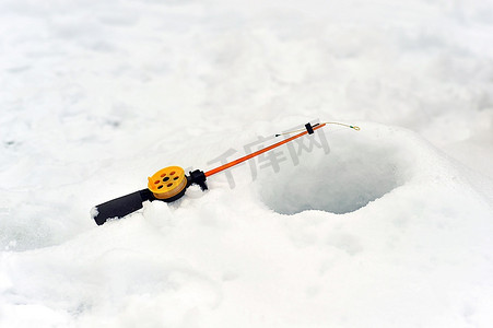 冰中钻洞中的钓鱼线