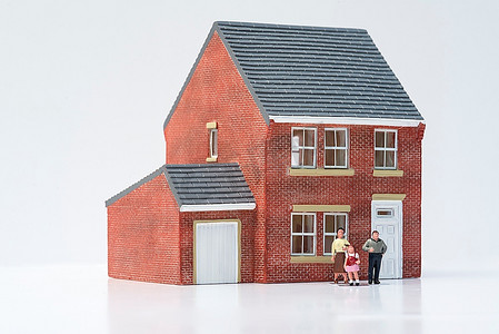 家庭家庭概念与模型房子和人在白色背景