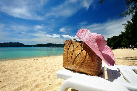 水袋气球摄影照片_美丽的海滩景观与袋在泰国