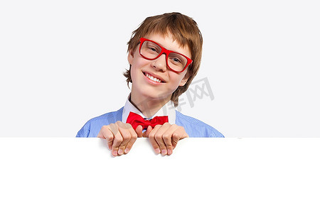 戴红眼镜的男孩手持白色方块