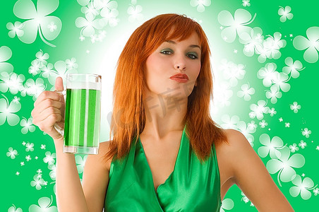 红头发的爱尔兰姑娘穿着绿色连衣裙，喝着绿色啤酒
