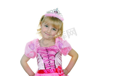 戴着头饰的小女孩穿着粉色的公主装