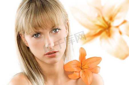 年轻的金发美女，肩上戴着一朵橙色的花