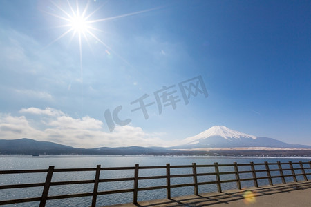 冬季冰天雪地的山中湖富士山
