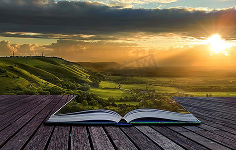 美丽的日落景色穿越乡村，从神奇的书中溢出出来，创造出令人惊叹的风景背景