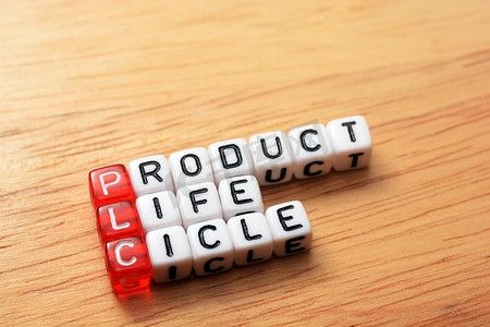 Plc摄影照片_PLC产品生命周期，木质背景立方体上的文字