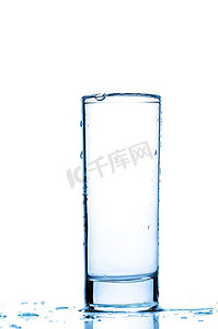 玻璃杯里装满了水