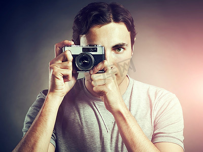 香烟png摄影照片_肖像的年轻男性摄影师与相机。男子在相机拍摄