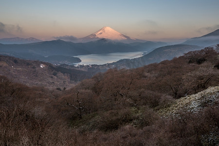 日出在东方摄影照片_富士山在冬季日出在箱根湖