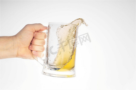 手拿着啤酒在玻璃关闭