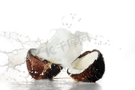 锐澳水果鸡尾酒摄影照片_有大水花的裂开的椰子，孤立的