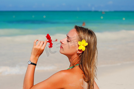 加勒比海海滩上带着花的女孩