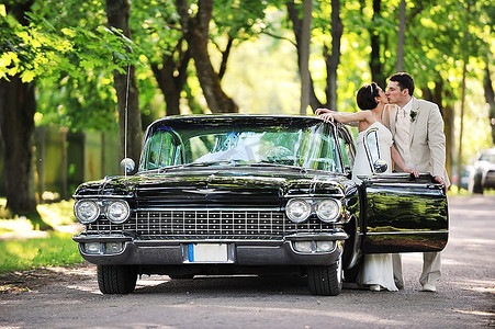 婚礼结束后，新人在汽车附近接吻