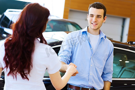 年轻的幸福夫妇在汽车沙龙卡通动漫人物情侣