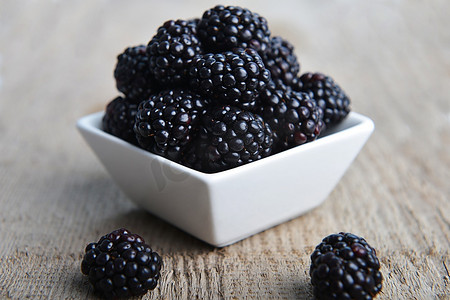 完整的碗成熟的新鲜黑莓，特写