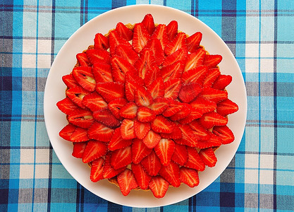 草莓馅饼摄影照片_餐桌上摆着自制草莓馅饼