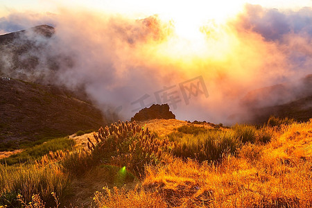 葡萄牙马德拉的Pico Ruivo和Pico do Areeiro山峰