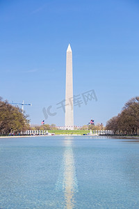 华盛顿纪念碑在林肯纪念堂的新倒影池中的倒影