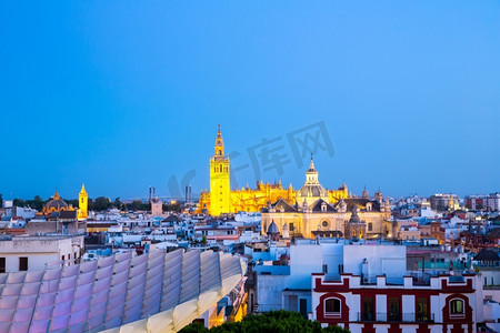 西班牙塞维利亚黄昏时分的市中心塞维利亚大教堂和城市景观