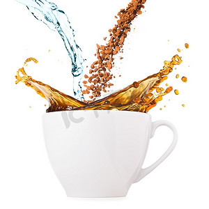 水和速溶咖啡混合在一起，在杯子里飞溅。