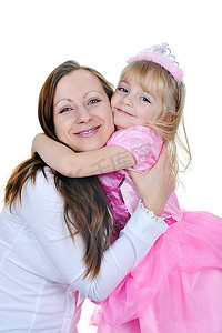 皇冠可爱摄影照片_穿着粉红色衣服的小女孩和妈妈在一起